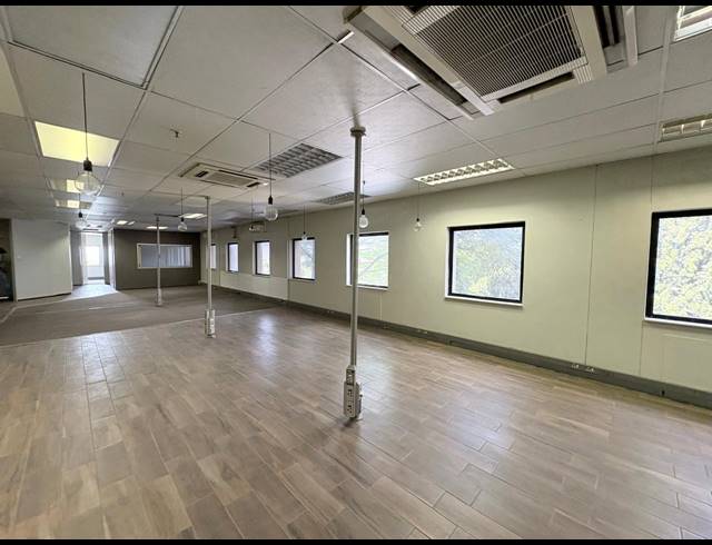 1,880M² OFFICE TO LET IN VORNA VALLEY